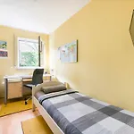 7 Min To Citycenter Subway U3 100M, Southside Singleroom Own Shower Wc, Tv, Dishes Fridge, Oven, Waterheater, Coffeemashine- Free C ,Bike For Free , Next To River And Park, Many Restaurants And Supermarkets Around 200M, Nonsmoker !