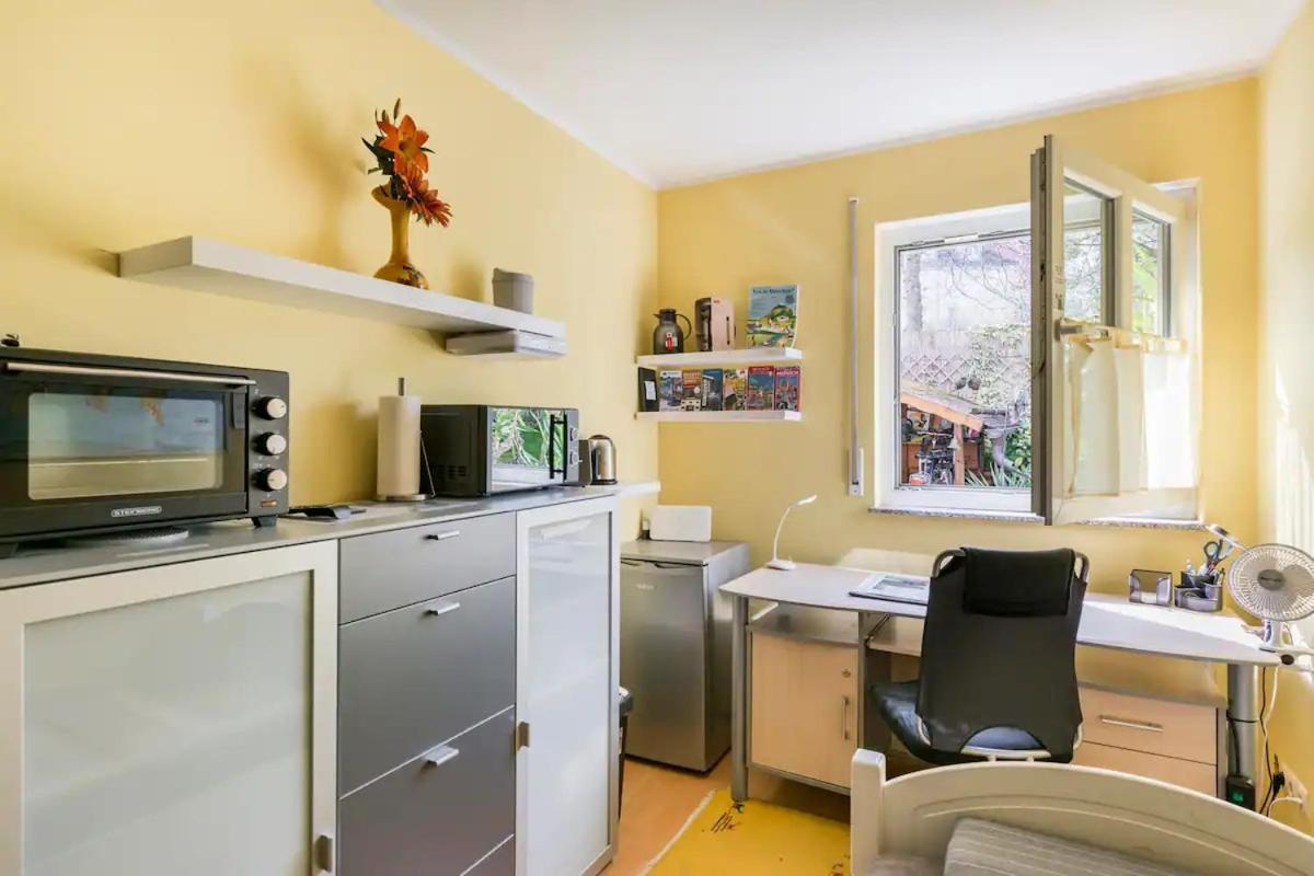 7 Min To Citycenter Subway U3 100m, Southside Singleroom Own Shower Wc, Tv, Dishes Fridge, Oven, Waterheater, Coffeemashine- Free C ,bike For Free , Next To River And Park, Many Restaurants And Supermarkets Around 200m, Nonsmoker ! München