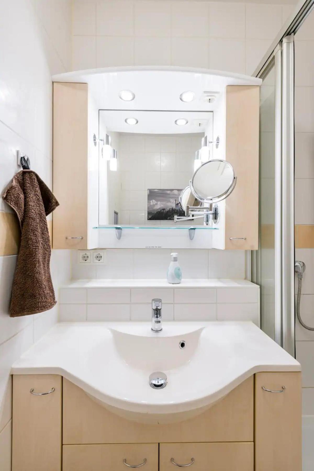 7 Min To Citycenter Subway U3 100m, Southside Singleroom Own Shower Wc, Tv, Dishes Fridge, Oven, Waterheater, Coffeemashine- Free C ,bike For Free , Next To River And Park, Many Restaurants And Supermarkets Around 200m, Nonsmoker ! Privatunterkunft München