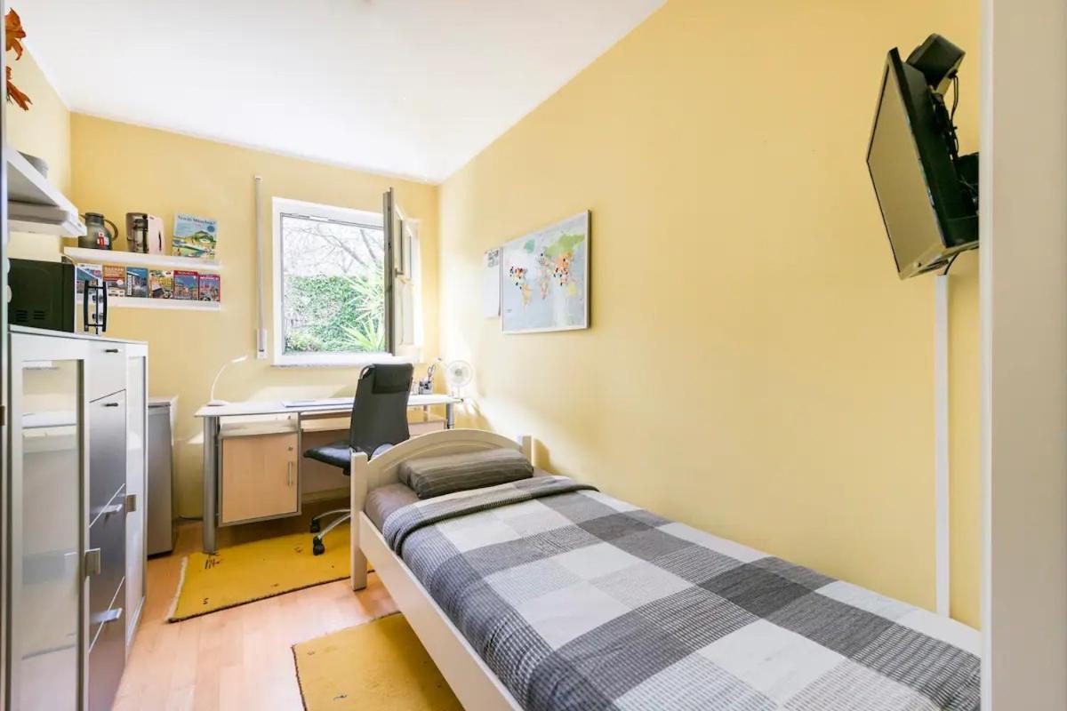 7 Min To Citycenter Subway U3 100m, Southside Singleroom Own Shower Wc, Tv, Dishes Fridge, Oven, Waterheater, Coffeemashine- Free C ,bike For Free , Next To River And Park, Many Restaurants And Supermarkets Around 200m, Nonsmoker ! Privatunterkunft *